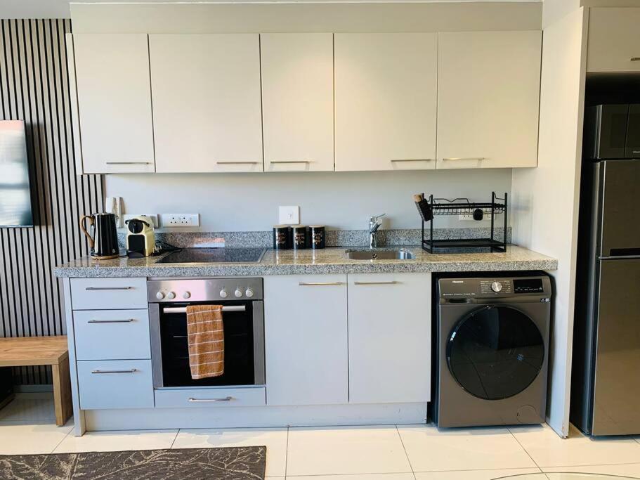 Apartment Leisure At The Legacy-greenpoint Cape Town
